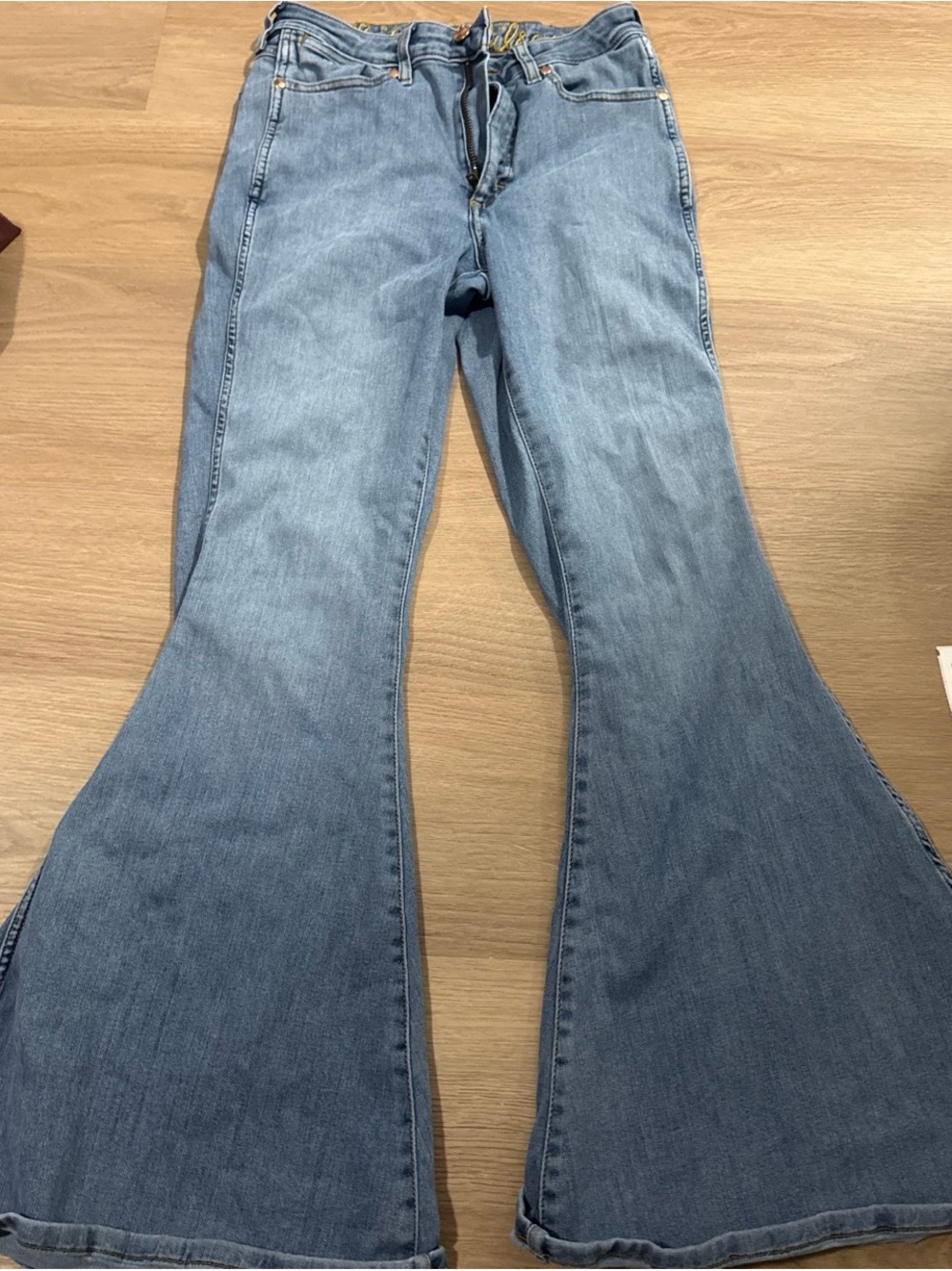 Women’s Wrangler x Lainey Wilson Light Blue Flared Jeans 30x32